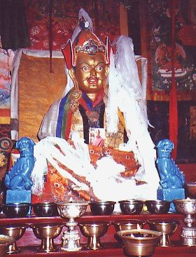 statue gururinpoche