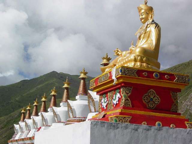 statuemitstupas gururinpoche